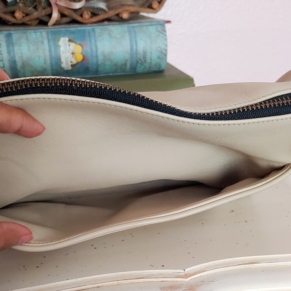 Vtg 80s Coach Crossbody Purse in the color Bone! - Picture 4 of 8